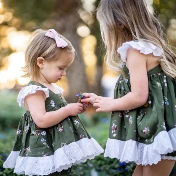 Well Dressed Wolf Aunt Heart Greenhouse Garden Set NWT in size 5 - Picture 2 of 6